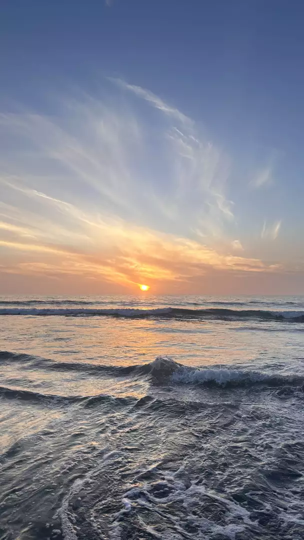 Free Premium Stock Photos Serene Ocean Sunset with Gentle Waves Reflecting Golden Light
