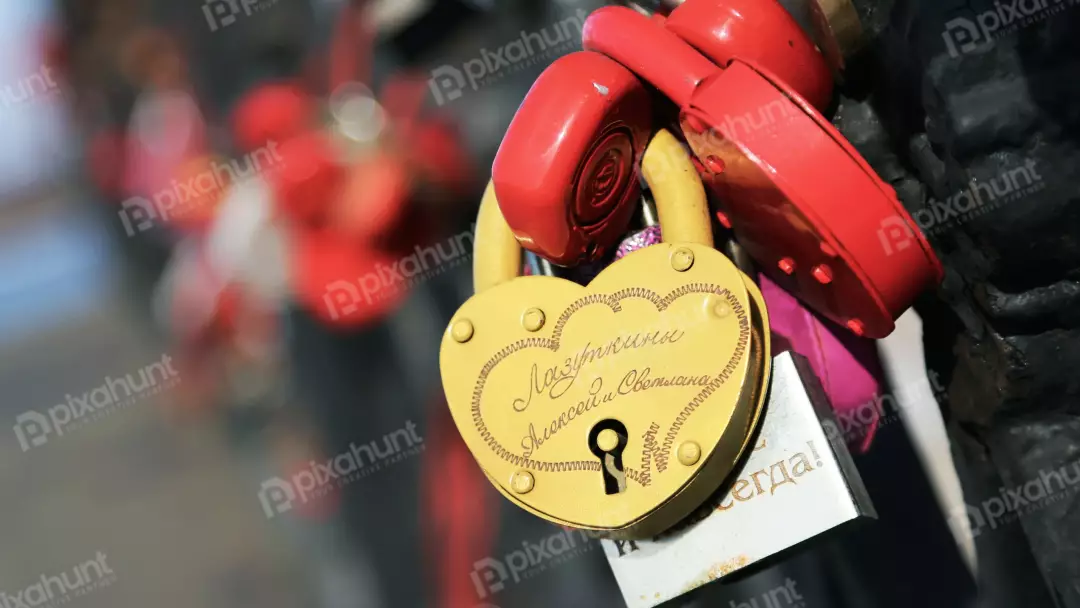Golden Heart Padlock with Russian Inscription Symbolizing Eternal Love and Commitment