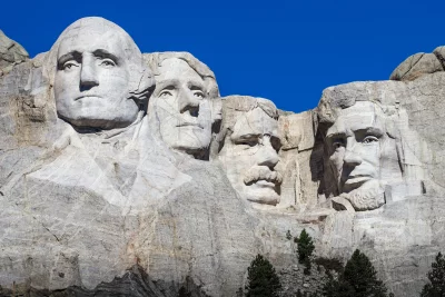 Iconic Mount Rushmore Monument Carvings Against a Clear Blue Sky Wallpaper image