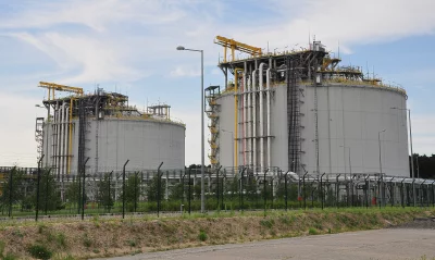 Large Industrial Liquefied Natural Gas Storage Tanks with Pipelines and Fencing image