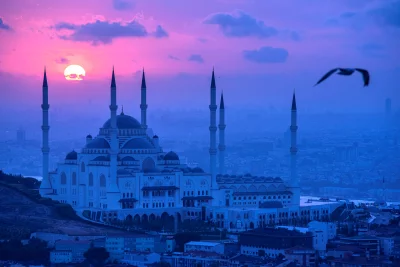 Stunning Istanbul Mosque at Twilight with Pink and Blue Hues image