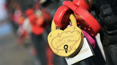 Golden Heart Padlock with Russian Inscription Symbolizing Eternal Love and Commitment image