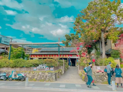 This is a restaurant called Unagi no Maruki in Arashiyama is about a 5-minute walk from Arashiyama Station on the Arashiyama Electric Railway