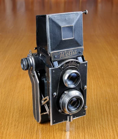 Vintage Welta Perfekta Twin-Lens Reflex Camera on Classic Wooden Surface image