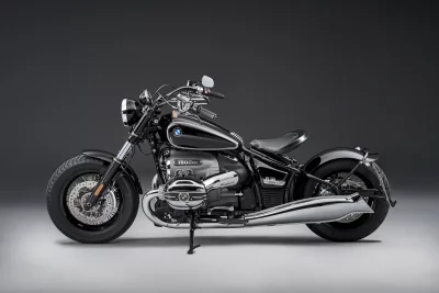 Sleek Black BMW R 18 Classic Cruiser Motorcycle with Chrome Details image