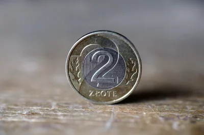 Polish 2 Złote Bi-Metallic Coin Standing on Textured Wood image
