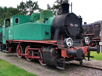 Historic Green and Black TKh 3140 Steam Locomotive on Display image